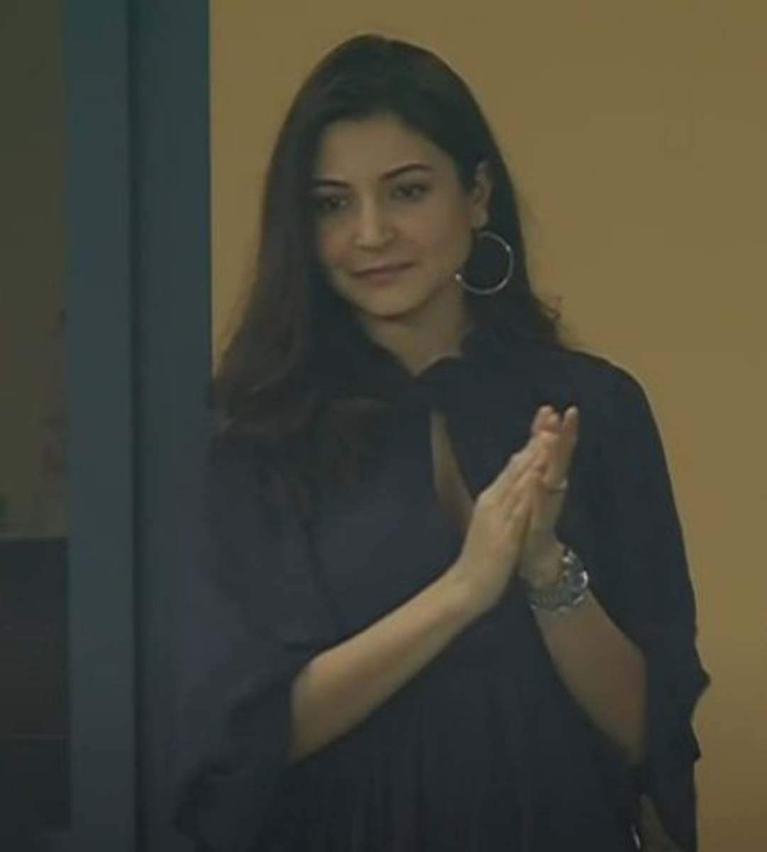 Anushka Sharma blows a kiss to Virat Kohli in RCB vs CSK match