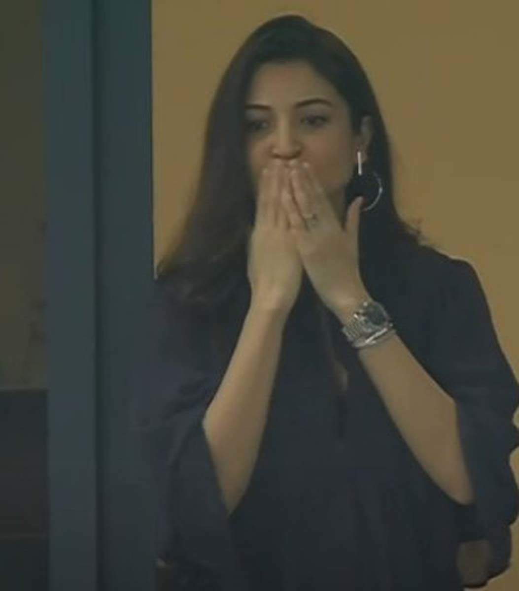 Anushka Sharma blows a kiss to Virat Kohli in RCB vs CSK match
