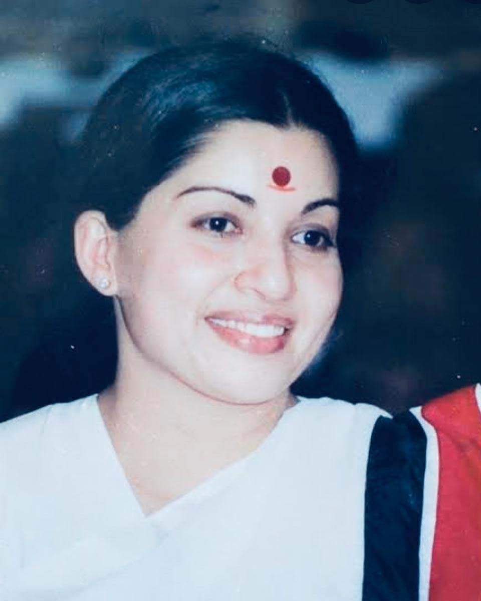 Kangana Ranaut unveils her look from upcoming biopic 'Thalaivi'