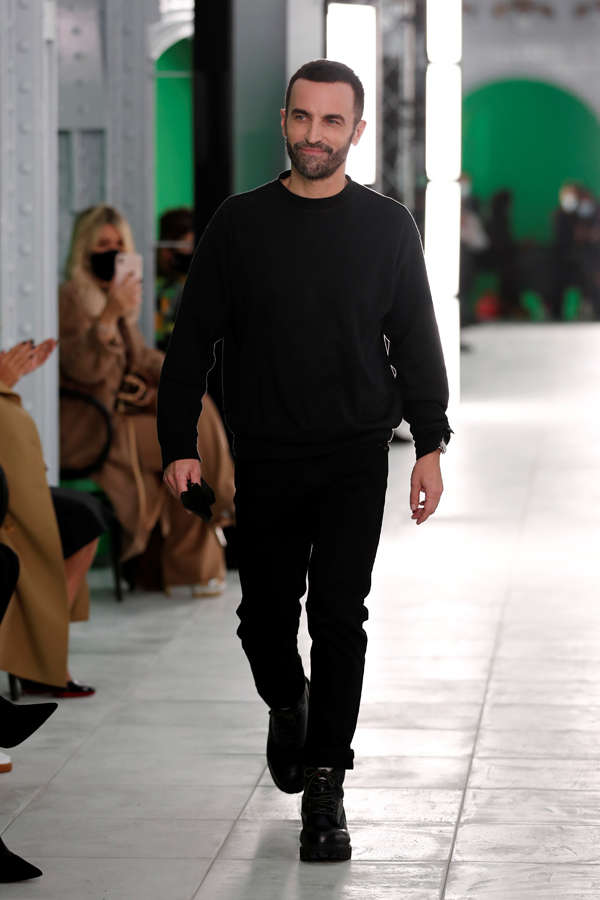 Designer Nicolas Ghesquiere accepts applause after the Louis Vuitton  Spring-Summer 2022 ready-to-wear fashion show presented in Paris, Tuesday,  Oct. 5, 2021. (Photo by Vianney Le Caer/Invision/AP Stock Photo - Alamy