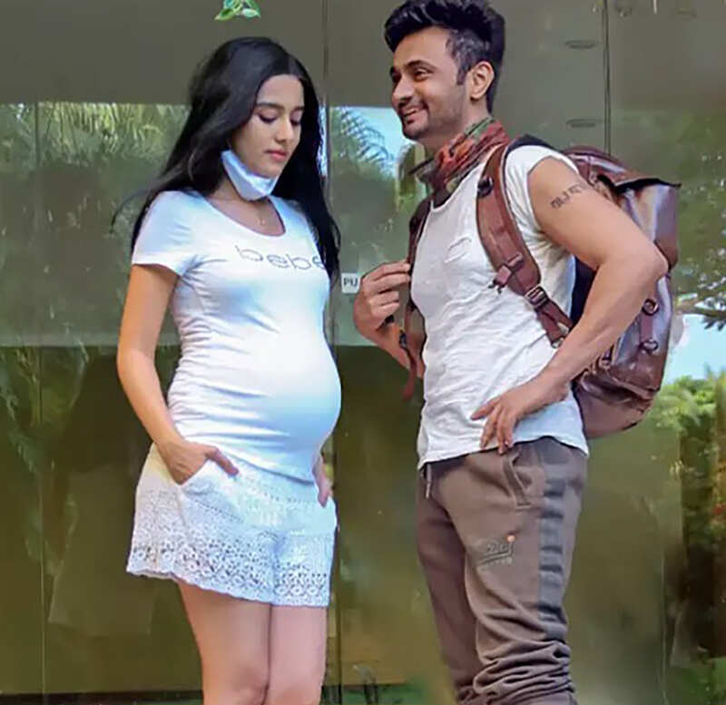 Picture of pregnant Amrita Rao flaunting her baby bump goes viral