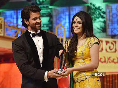 Hrithik sizzles @ Star Parivaar Awards