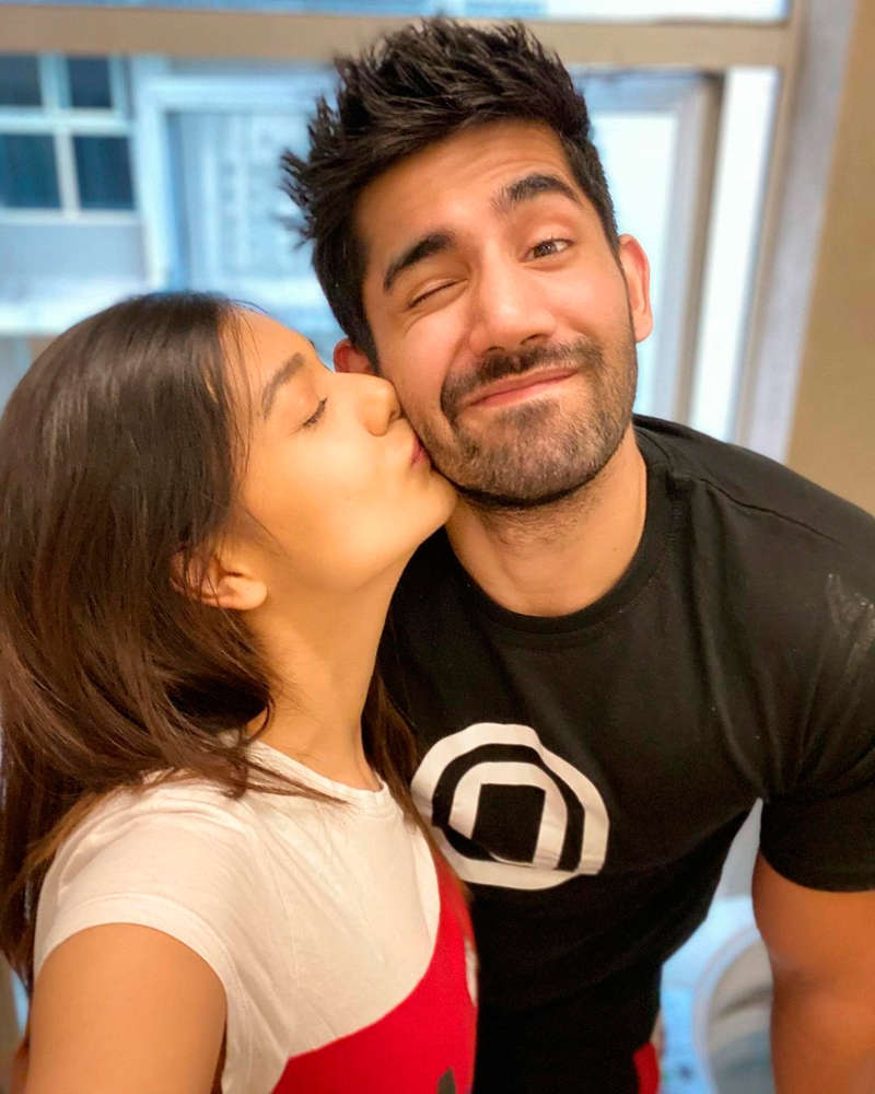 Romantic pictures of Divya Agarwal and Varun Sood go viral on social