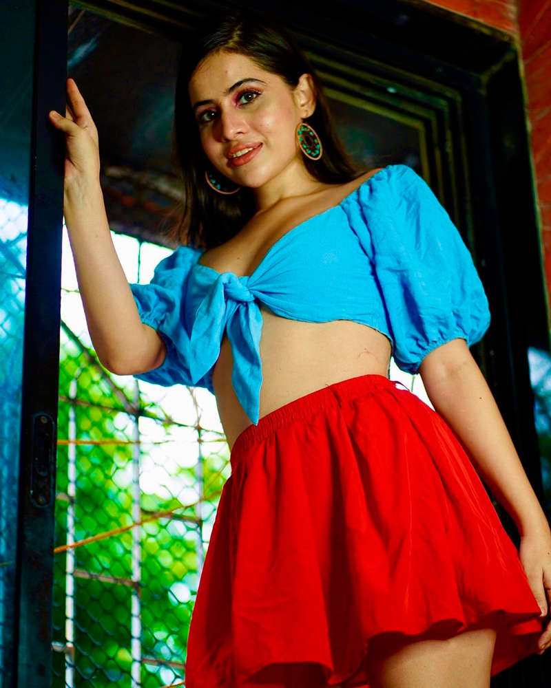 Urfi Javed commands attention with unconventional outfits, bewitching pictures make heads turn