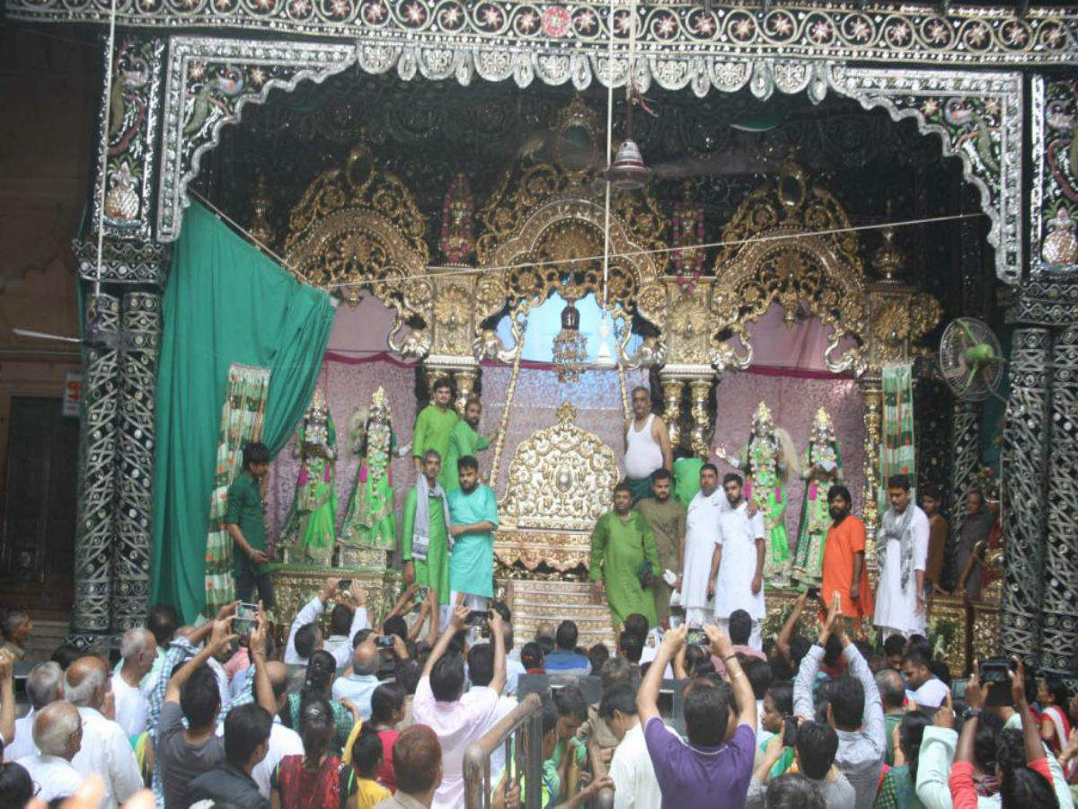 Vrindavan's Bankey Bihari Temple indefinitely shut within two days of its  opening amid Coronavirus fear, Vrindavan - Times of India Travel