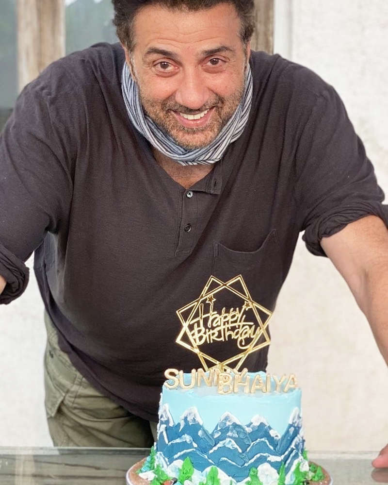 Inside pictures from Sunny Deol's birthday celebration with daddy Dharmendra