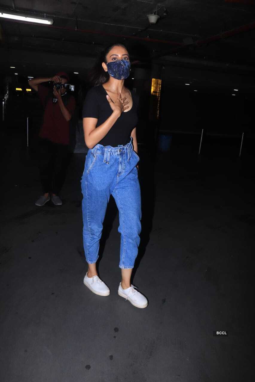 Photos Rakul Preet Singh Looks Cool In Casual As She Teams Black T Shirt With Denim Hindi