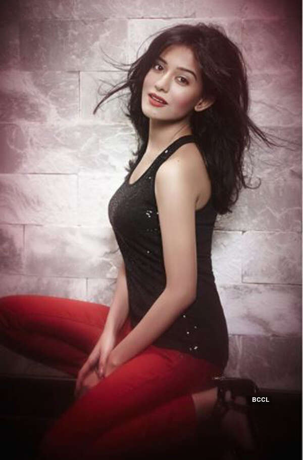 Actress Amrita Rao's baby bump pictures go viral