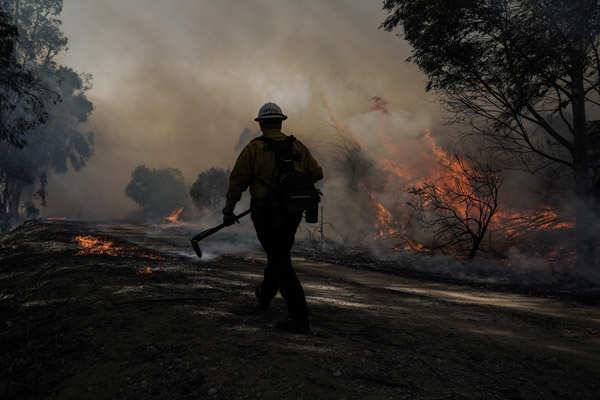 Silverado wildfire forces thousands to evacuate in California