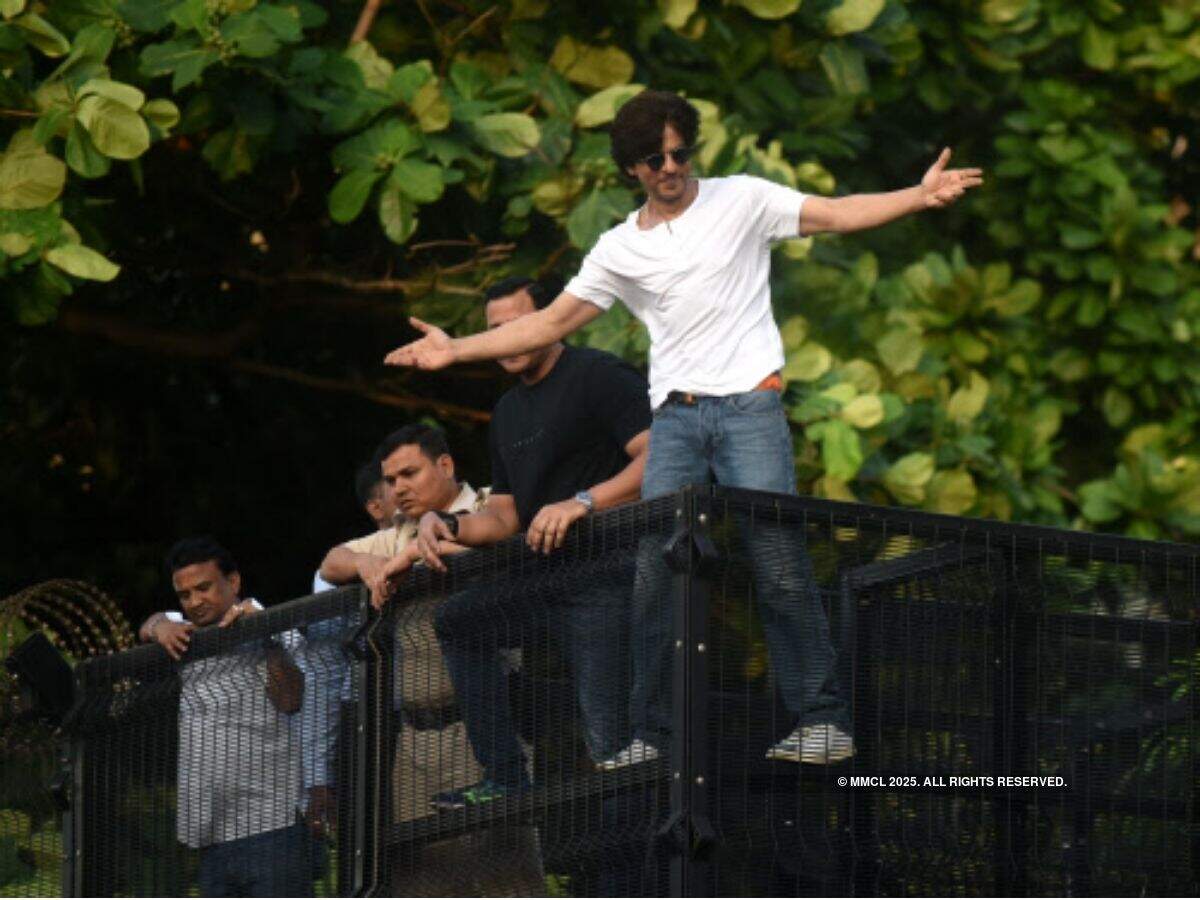 In Photos A Different Birthday Outside Shah Rukh Khan S Mannat Mumbai Mirror