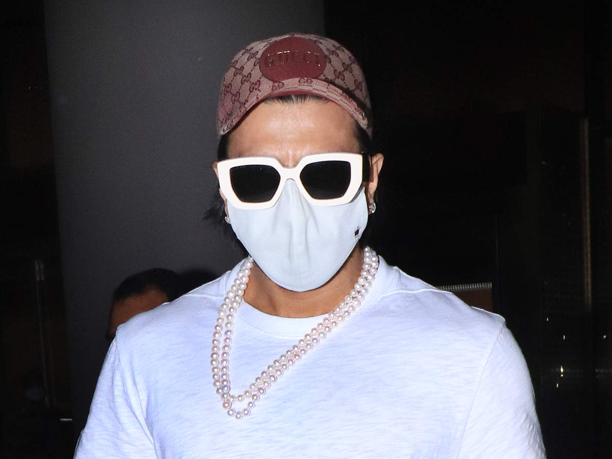 Ranveer Singh wore a pearl necklace to the airport and it's not a woman's  accessory anymore | The Times of India