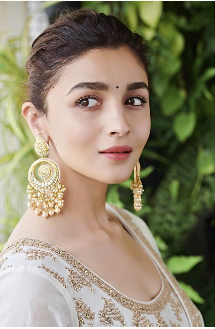 alia bhatt in only earrings