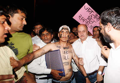 Bollywood supports Anna Hazare