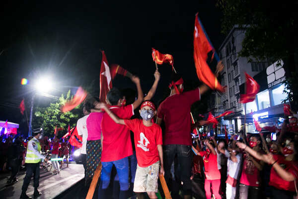 Suu Kyi's party claims to have won majority in Myanmar polls