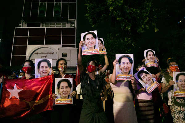 Suu Kyi's party claims to have won majority in Myanmar polls