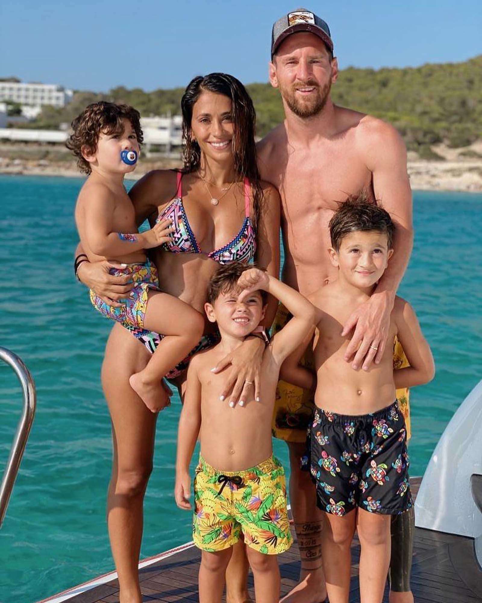 These Pda Moments Of Lionel Messi And Antonella Roccuzzo Are Winning The Internet Photogallery Etimes
