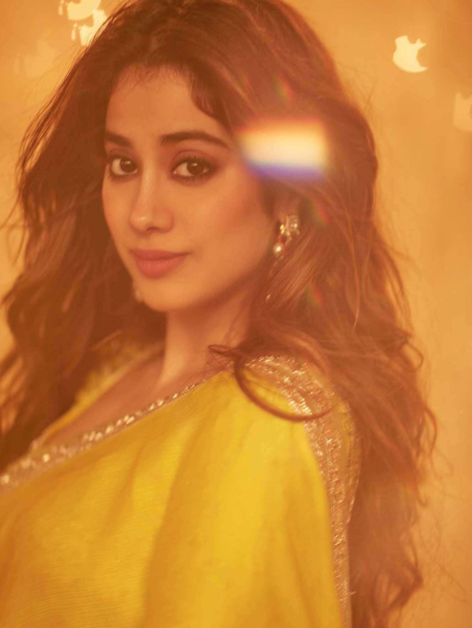 Janhvi Kapoor bears uncanny resemblance to mother Sridevi in these pictures
