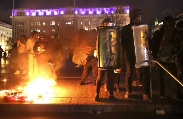 Clashes break out between Trump supporters and counter-protesters