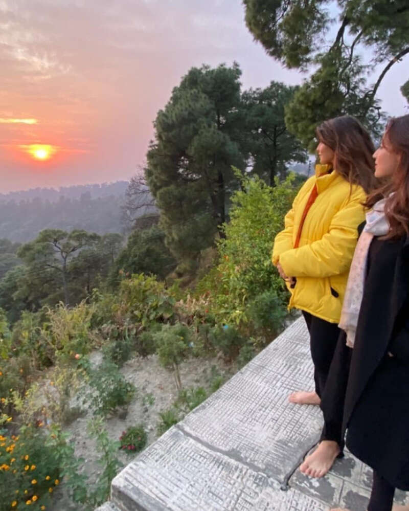 Malaika Arora soaks in sun with Kareena Kapoor & Tamiur during Dharamshala vacay