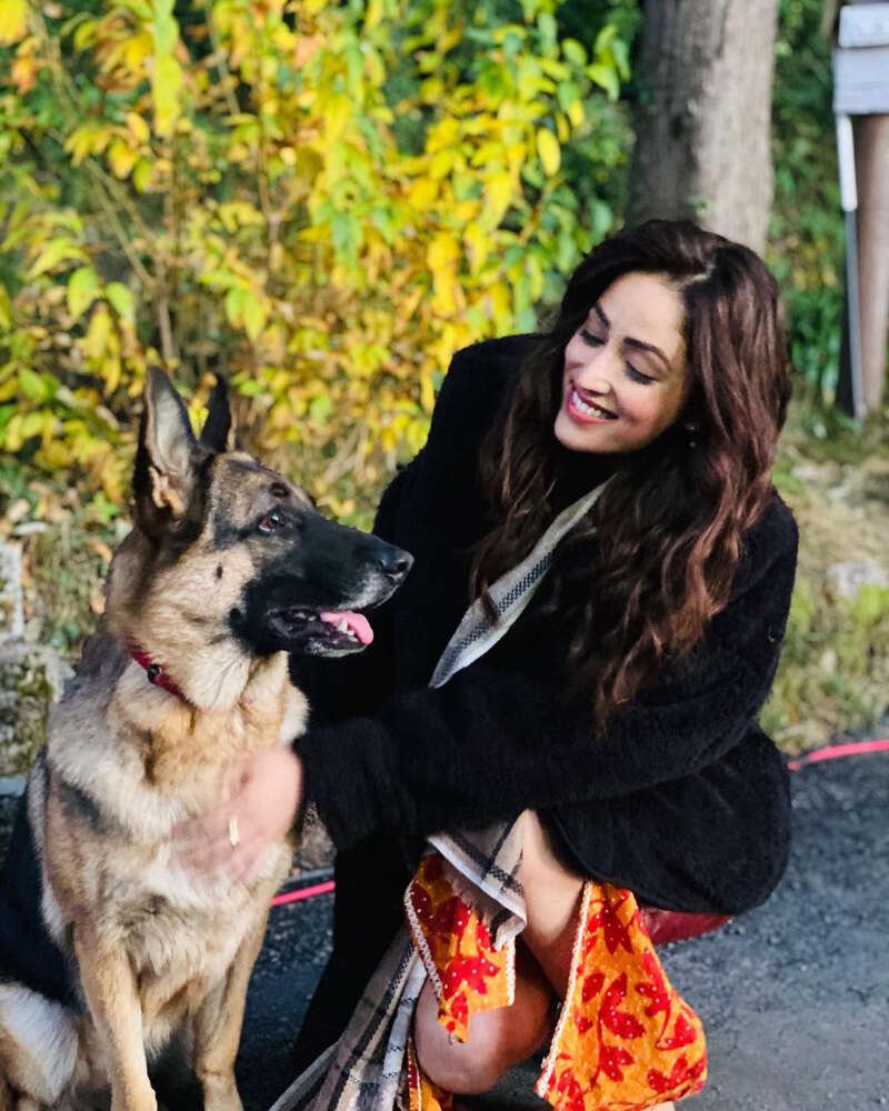 Malaika Arora soaks in sun with Kareena Kapoor & Tamiur during Dharamshala vacay