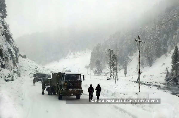 Kashmir Valley receives fresh snowfall