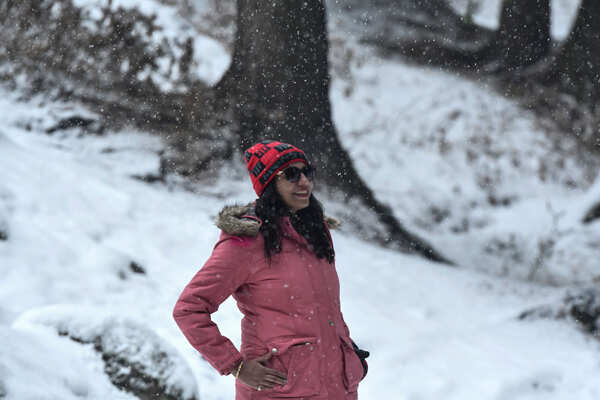 Kashmir Valley receives fresh snowfall