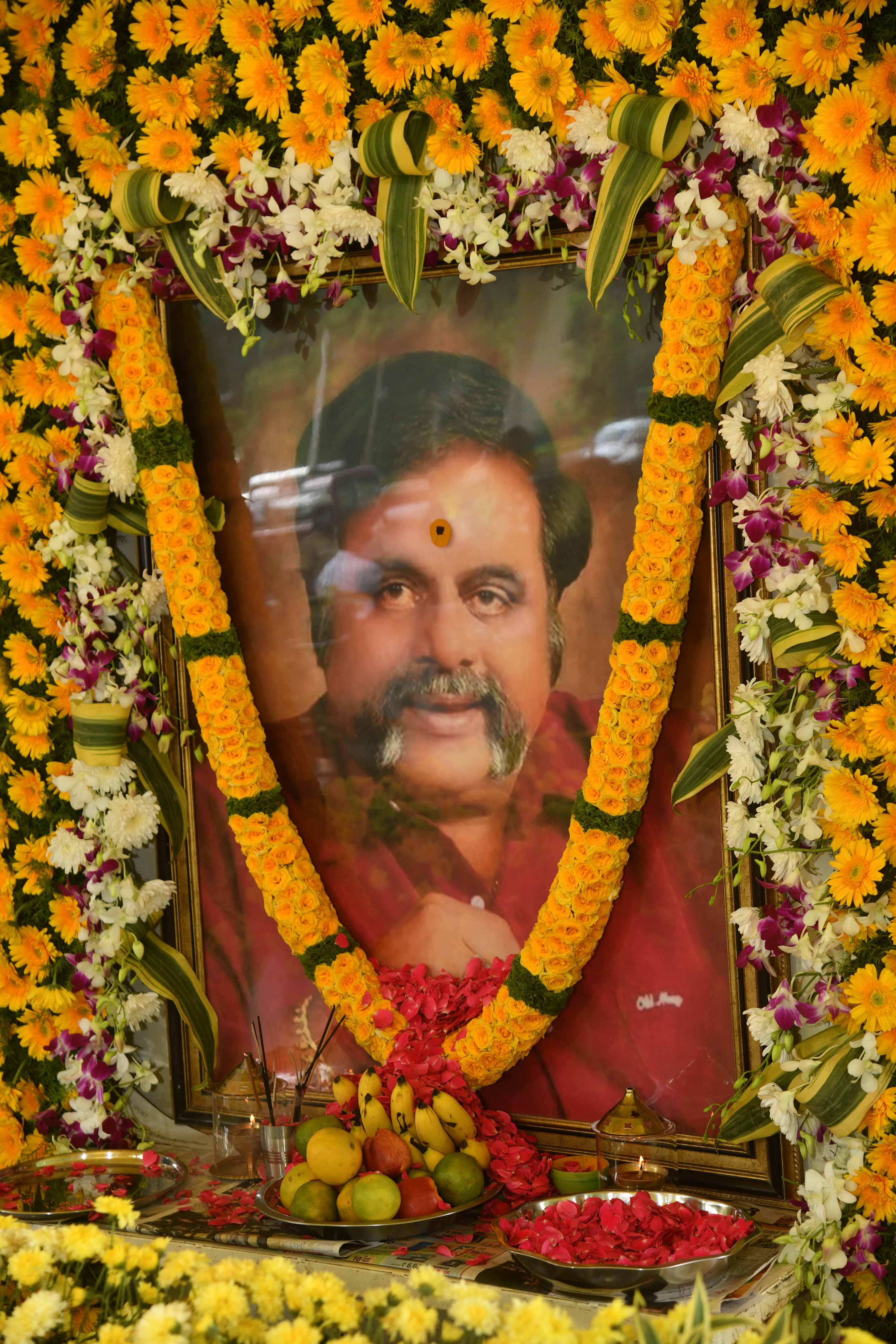 Sumalatha Ambareesh and son Abhishek pay tribute to Rebel Star on his  second death anniversary | Kannada Movie News - Times of India