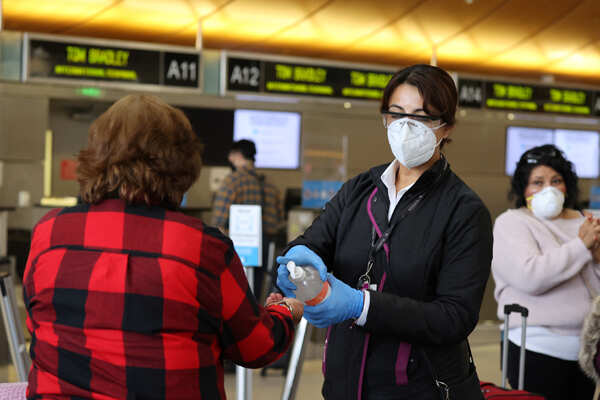 US Thanksgiving travelers defy COVID-19 warnings