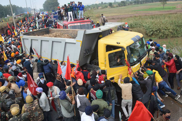Farmers clash with police in protest over farm laws