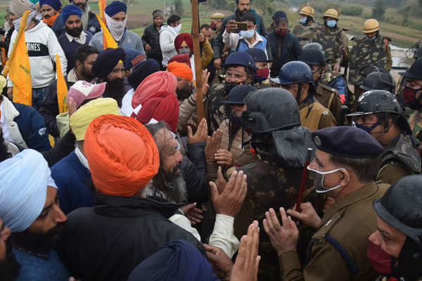Farmers clash with police in protest over farm laws