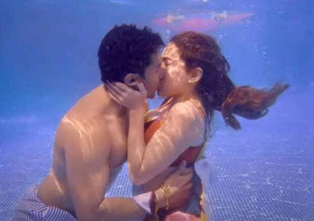 Sara-Varun-underwater-liplock.