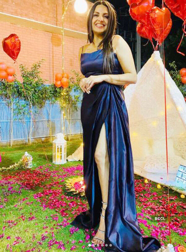 Bigg Boss fame Himanshi Khurana gets emotional as she celebrates birthday with friends