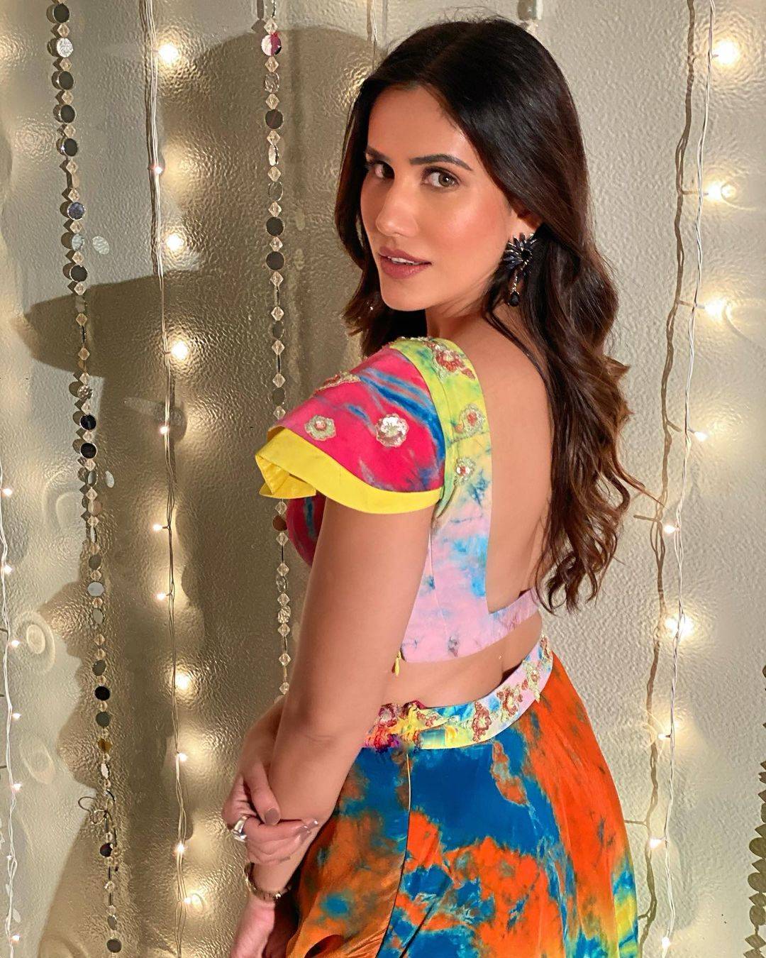 Sonnalli Seygall is teasing the cyberspace with her gorgeous pictures