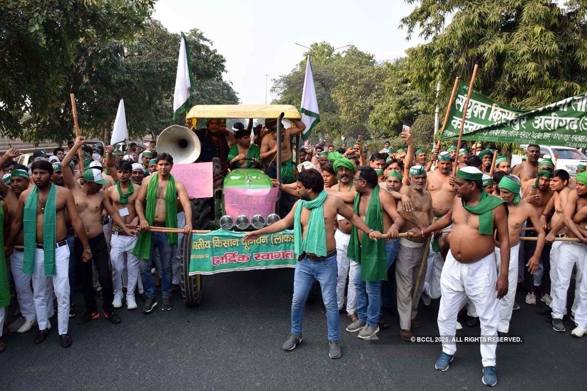 Delhi CM meets farmers at Singhu border; supports 'Bharat Bandh'