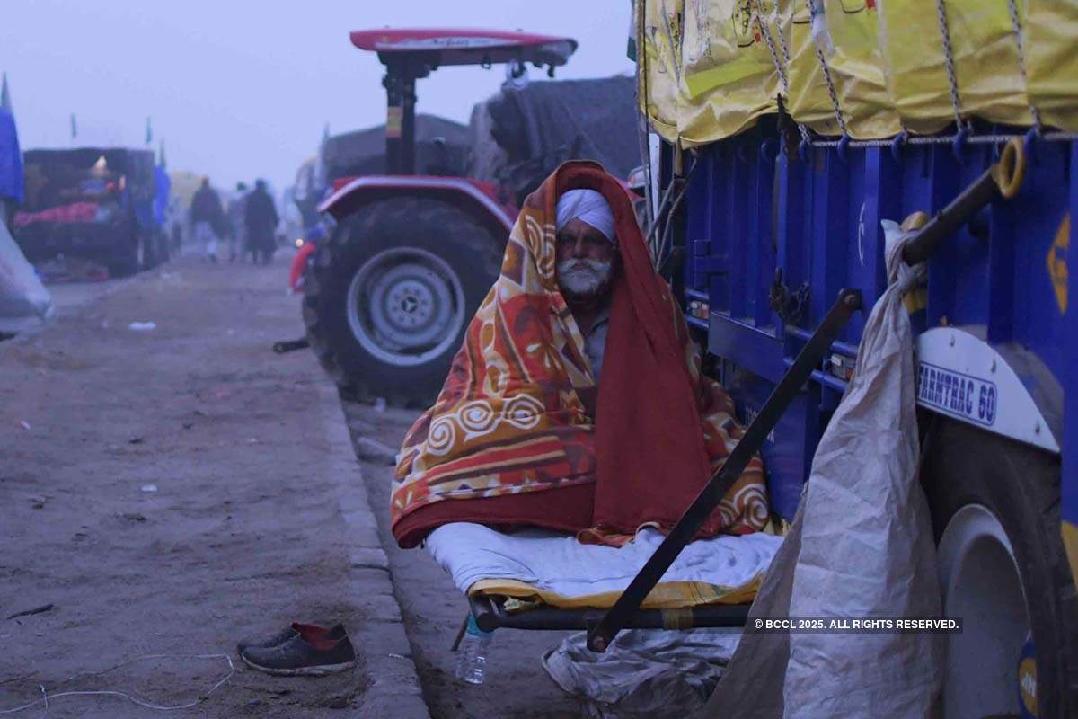 Delhi CM meets farmers at Singhu border; supports 'Bharat Bandh'