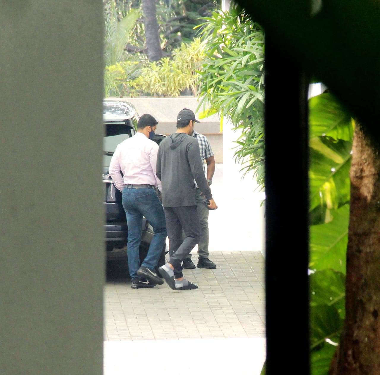 Ranbir Kapoor Gets Snapped In An All Black Outfit Outside His Residence In The City View Pictures Times Of India Newsindiaplus24 Son of rishi kapoor and neetu singh; ranbir kapoor gets snapped in an all