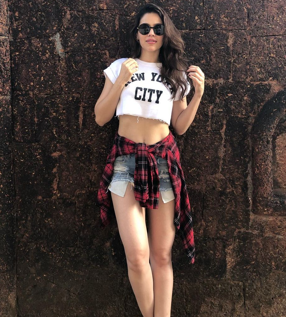 Stylish photoshoots of supermodel & actress Waluscha De Sousa