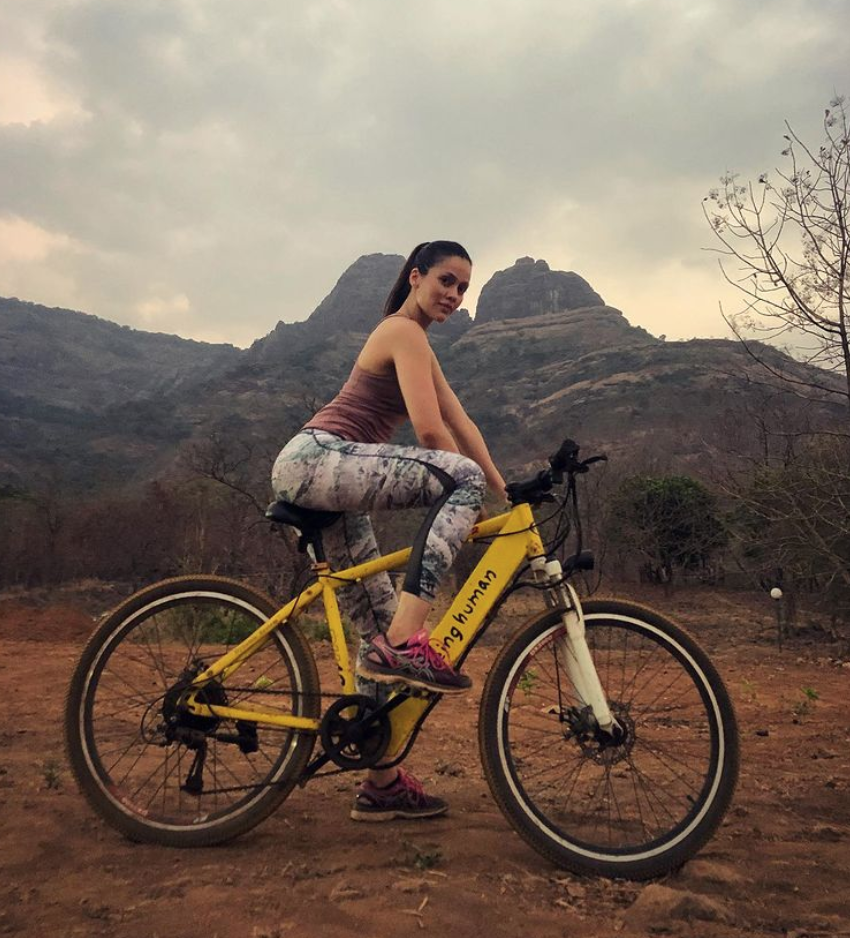 Stylish photoshoots of supermodel & actress Waluscha De Sousa