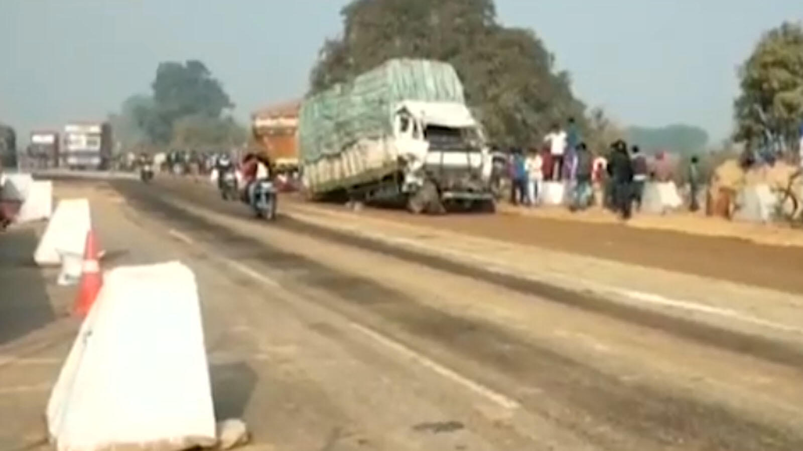 UP: Vehicles piled up after collision on NH-19 in Auraiya