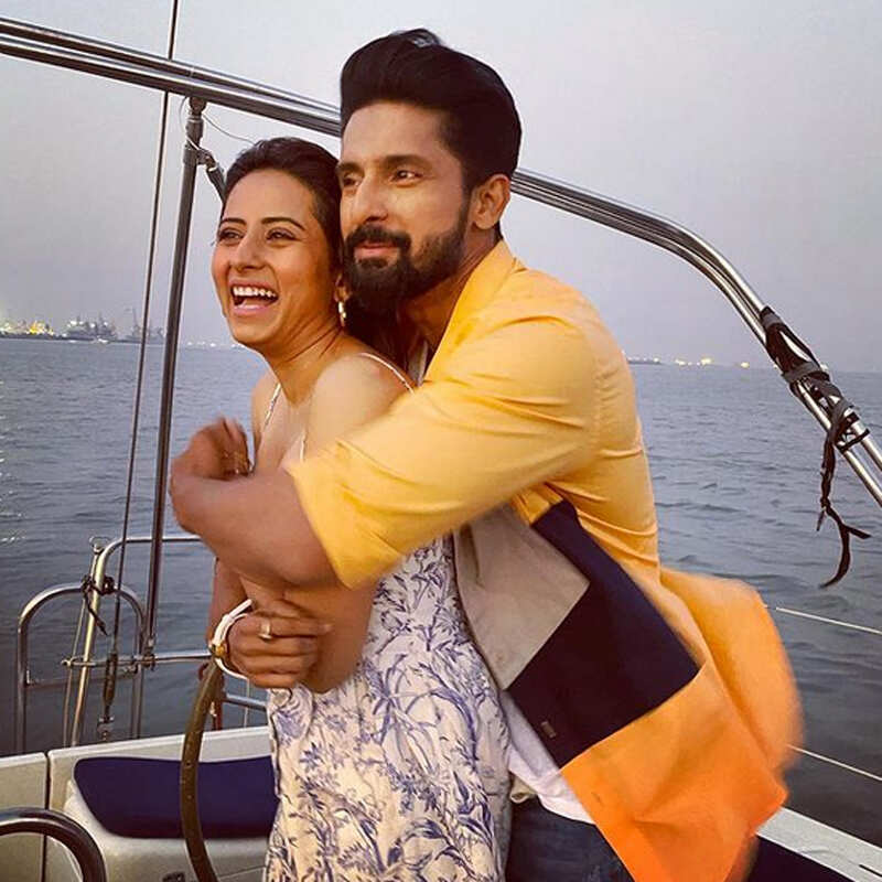 Ravi Dubey and Sargun Mehta ring in their 7th wedding anniversary