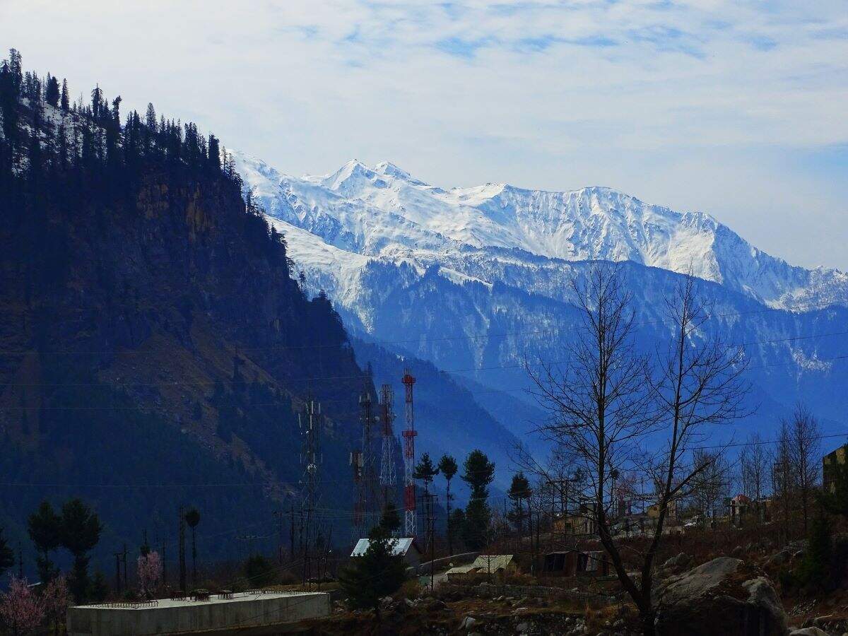 Manali-Leh highway blocked due to snowfall