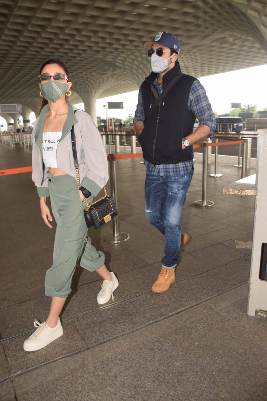 , Lovebirds Ranbir Kapoor and Alia Bhatt make a stylish appearance as they get spotted at the airport &#8211; view photos &#8211; Times of India, Indian &amp; World Live Breaking News Coverage And Updates