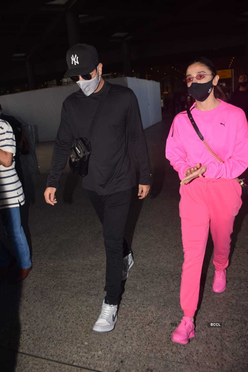 , Photos: Alia Bhatt and Ranbir Kapoor return to the bay in style as they get papped at the Mumbai airport &#8211; Times of India, Indian &amp; World Live Breaking News Coverage And Updates