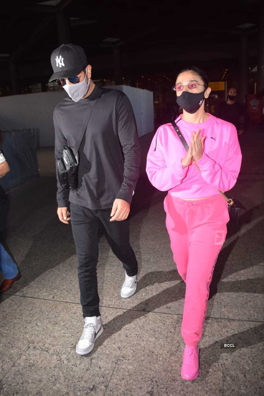 , Photos: Alia Bhatt and Ranbir Kapoor return to the bay in style as they get papped at the Mumbai airport &#8211; Times of India, Indian &amp; World Live Breaking News Coverage And Updates