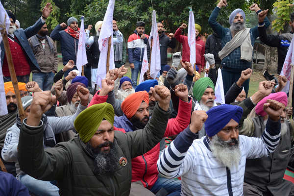 Farmers intensify protest against farm laws