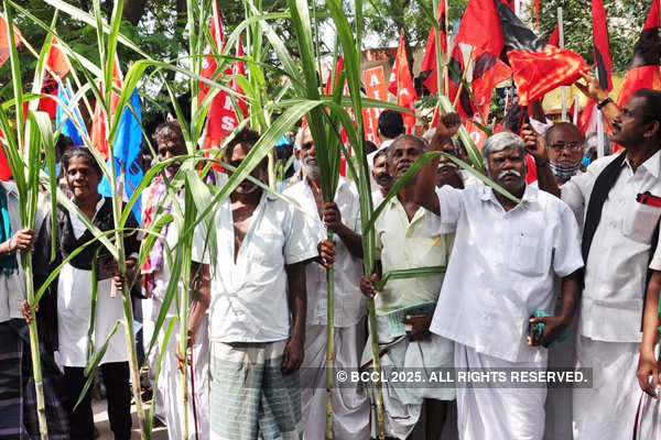 Farmers intensify protest against farm laws