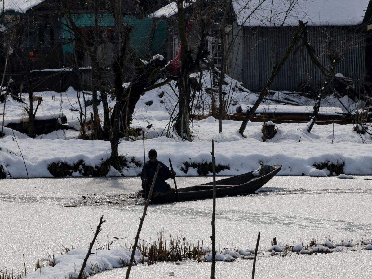 Srinagar: Dal Lake freezes as severe cold wave grips the valley Srinagar: Dal Lake freezes as severe cold wave grips the valley