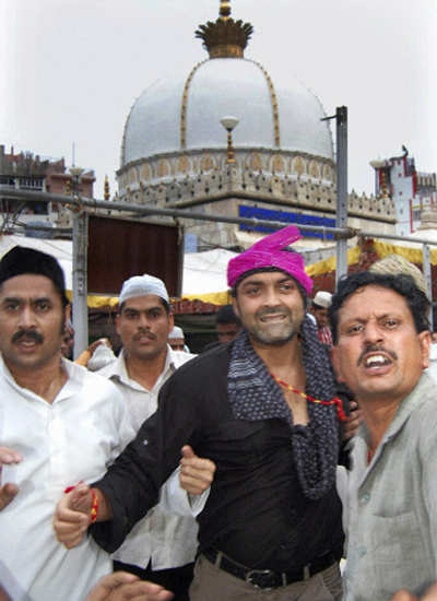 Pictures of famous personalities at shrines