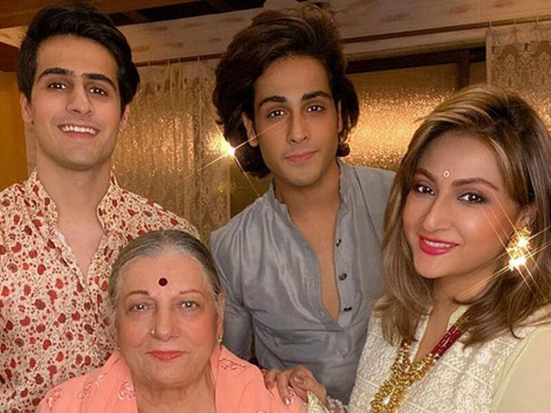 Kasautii Zindagii Kay 명성 Urvashi Dholakia는 전혀 노화되지 않는 것 같습니다.