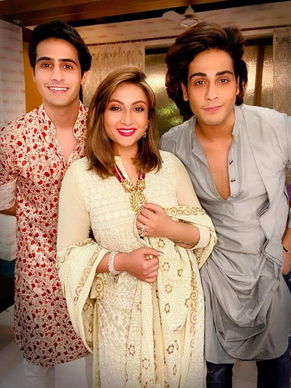 Kasautii Zindagii Kay 명성 Urvashi Dholakia는 전혀 노화되지 않는 것 같습니다.